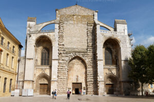 Façade de la basilique Sainte Marie-Madeleine de Saint-Maximin