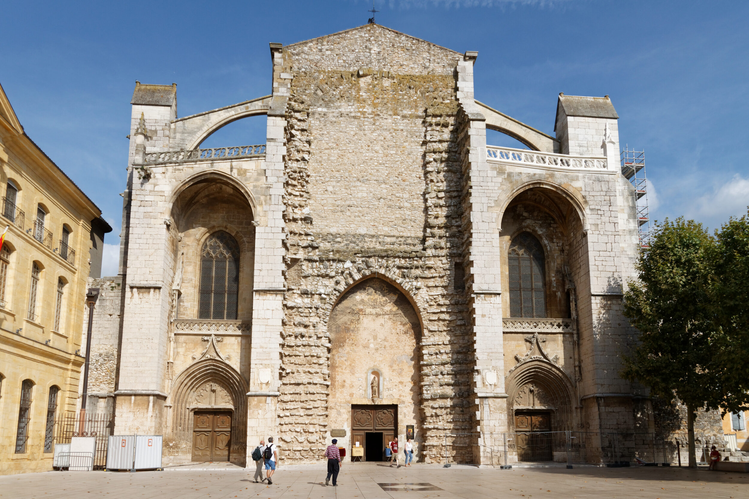 Façade de la basilique Sainte Marie-Madeleine de Saint-Maximin